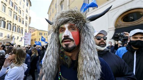 hermes ristorazione mobbing|Chi è Hermes Ferrari, lo “sciamano di Montecitorio” in  .